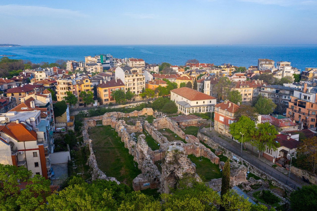 Mitten in Varna kann man die Ruinen Römischer Thermen aus dem 2. Jh. n.Chr. besichtigen, die wohl das größte Thermalbad der Römer auf dem Balkan waren. © dudlajzov/AdobeStocks