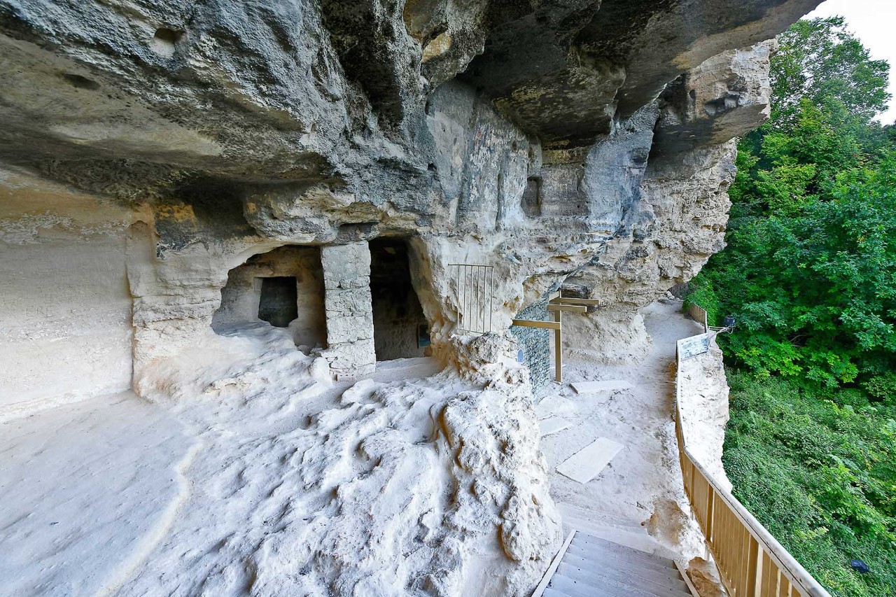 Direkt in den Felsen gebaut: Das Höhlenkloster Aladja diente im Mittelalter als Rückzugsort von Einsiedlermönchen. © enigma_art/AdobeStocks