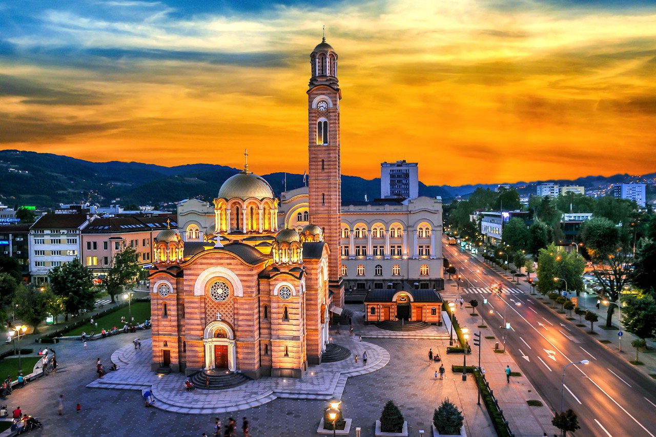 Die im Stadtzentrum gelegene Erlöserkirche mit den goldenen Kuppeln zählt zu den schönsten orthodoxen Kirchen in ganz Bosnien. @Naresim/Wirekstock/AdobeStocks