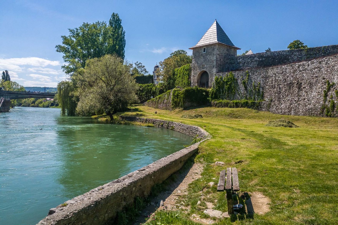 Malerisch am Ufer des Vrbas gelegen: Das von Römern, Osmanen und Österreichern erbaute Kastel ist eine weitläufige Festungsanlage inklusive Park. 