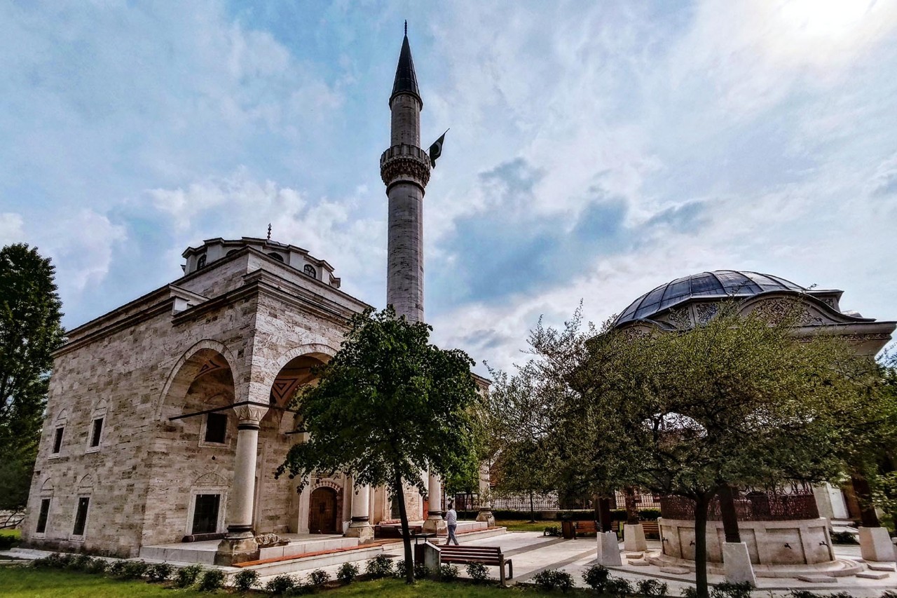 Einst zerstört und dann wieder aufgebaut: Die Ferhadija Moschee ist ein imposantes Bauwerk der osmanisch-islamischen Architektur aus dem 16.Jh. 