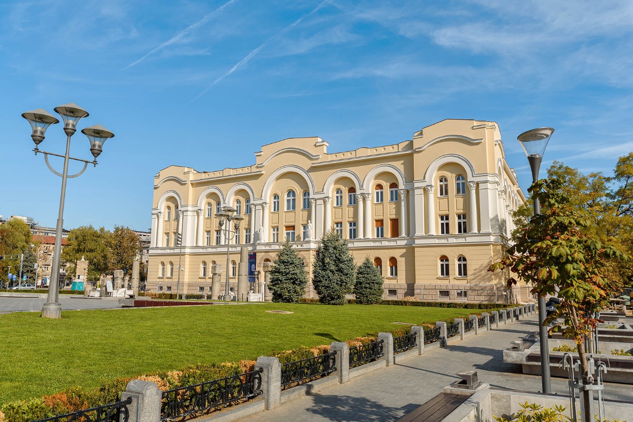 Neben dem Palast der Republik befindet sich mit dem Banksy Dvor das Kulturzentrum von Banja Luka. Hier finden Konzerte und Festivals statt. 