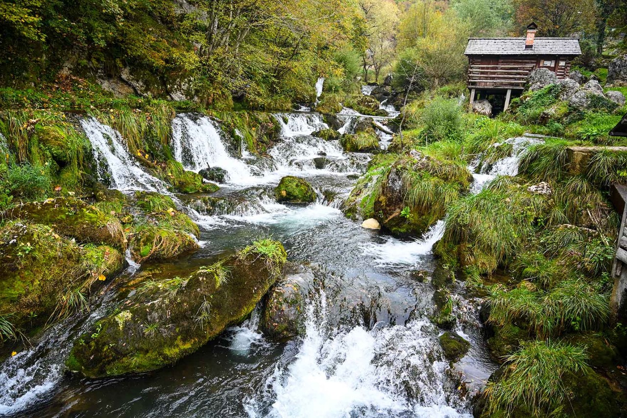 Die malerische Landschaft rund um den Ort Krupa na Vrbasu ist bekannt für ihre Wasserfälle, Holzhäuser und Mühlen.