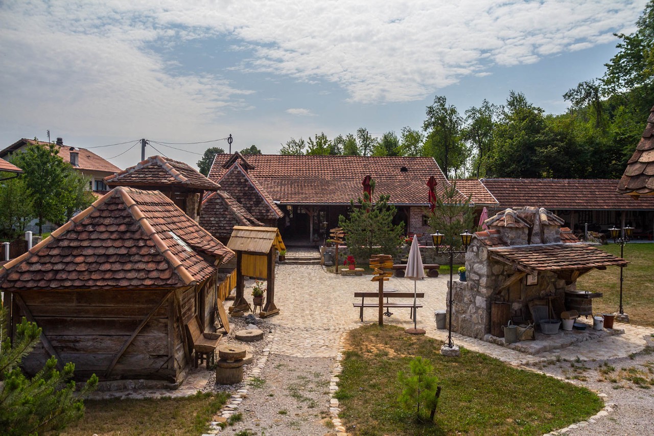 Das Ethno-Dorf Ljubačke doline ist ein Freilichtmuseum in der Nähe von Banja Luka. Es zeigt das traditionelle Leben am Ende des 19. Jahrhunderts. ©   MS_2020/AdobeStocks