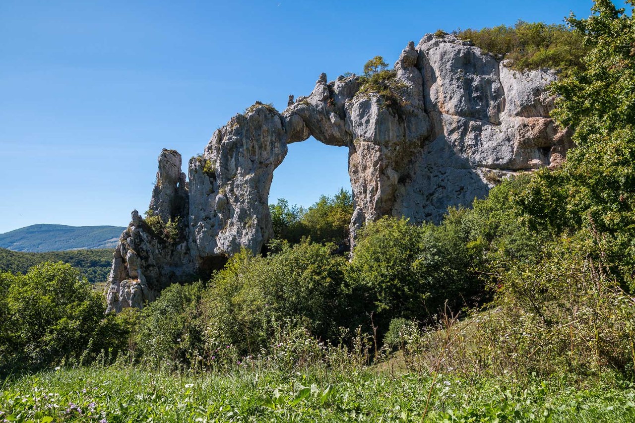 Auftanken und Kraft schöpfen: Die schöne Natur mit interessanten Felsformationen rund um Banja Luka ist für zum Wandern und Spazieren ideal geeignet. © Andrew/AdobeStocks