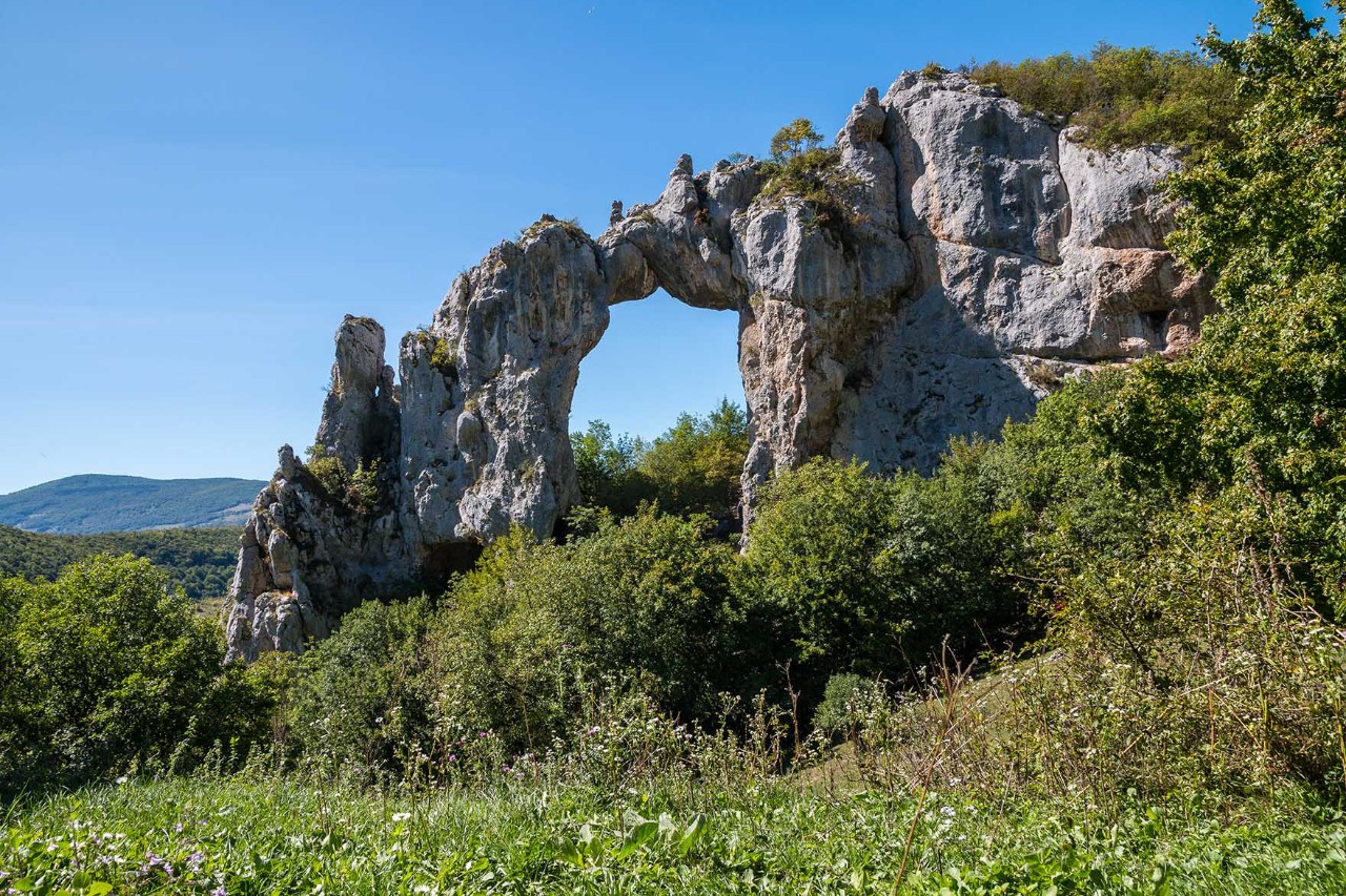 Auftanken und Kraft schöpfen: Die schöne Natur mit interessanten Felsformationen rund um Banja Luka ist für zum Wandern und Spazieren ideal geeignet.