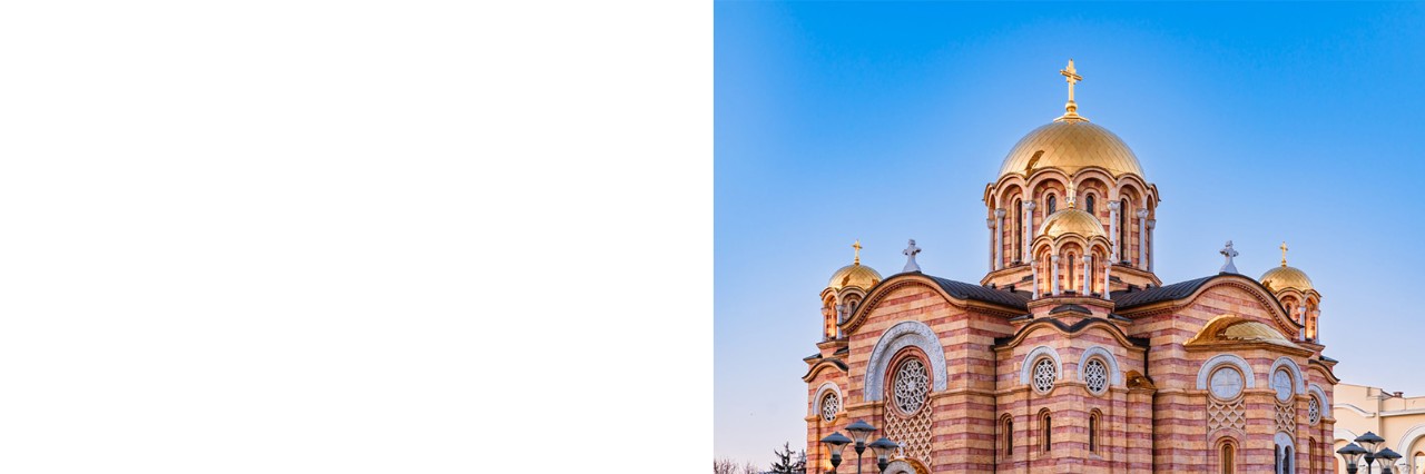 Erlöserkirche in Banja Luka mit rot-goldener Fassade und vergoldetem Dach.