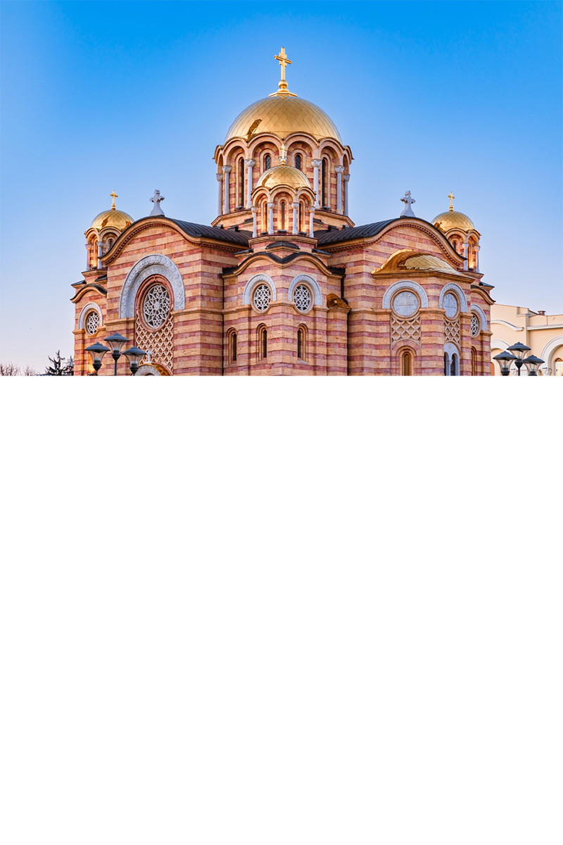 Erlöserkirche in Banja Luka mit rot-goldener Fassade und vergoldetem Dach.