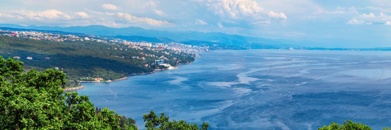 Panoramablick entlang der Küste von Rijeka © EKH-Pictures/stock.adobe.com