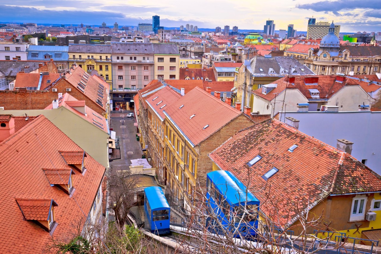 Die Häuser und Dächer der Unterstadt mit zwei blauen Standseilbahnen 