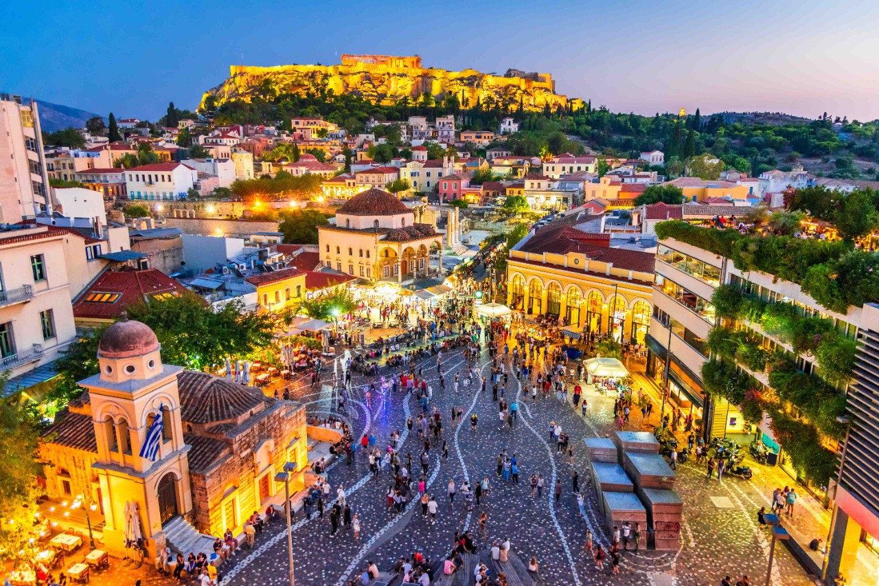 Monastiraki Platz mit Altstadt und bunten Gebäuden bei Tageslicht.
