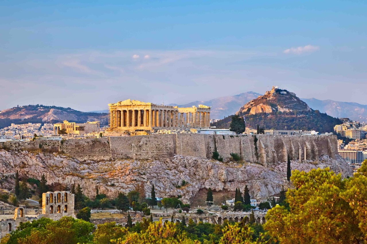 Akropolis bei Sonnenuntergang aus größerer Entfernung aufgenommen. 