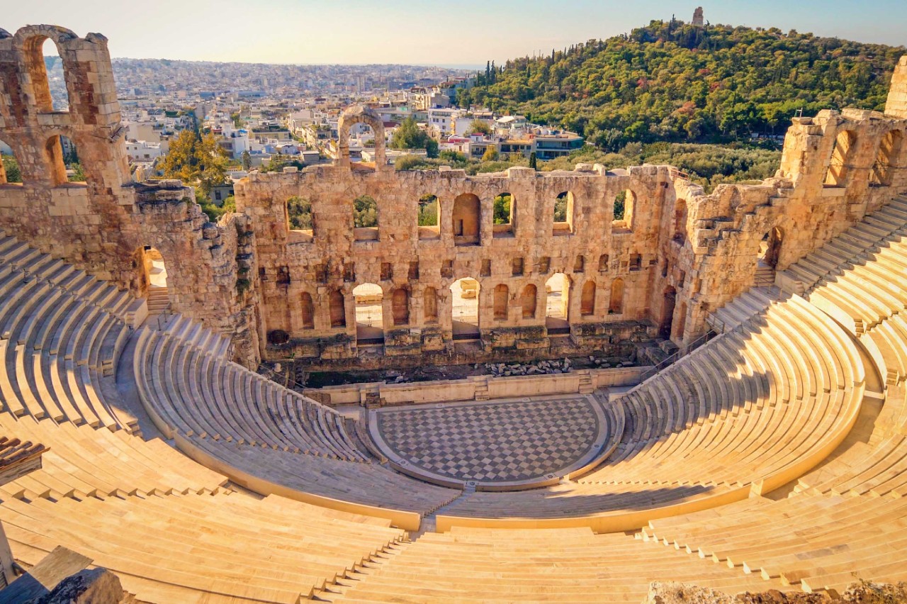 Antikes Dionysos-Theater mit halbrunden Sitzreihen aus Stein.