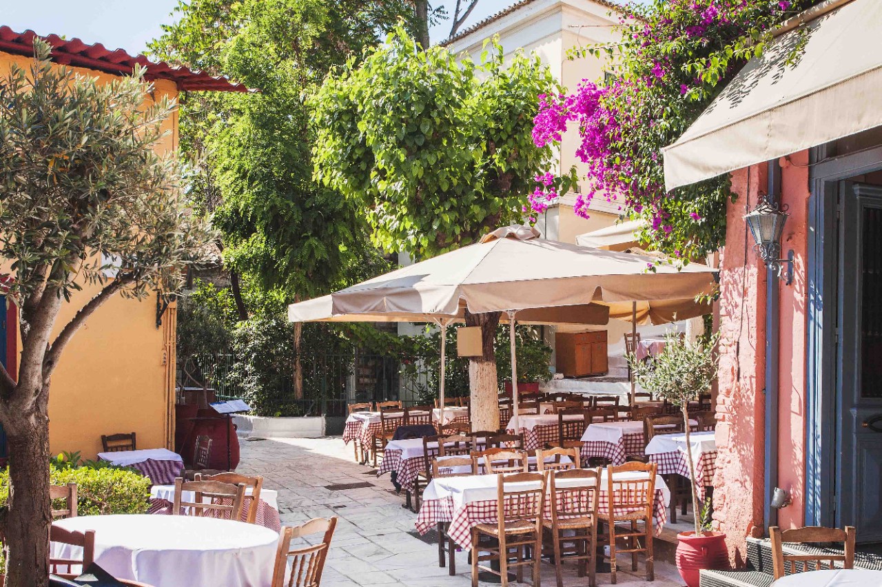 Gemütliche Taverne im Altstadt-Viertel Plaka mit Tischen im Freien.