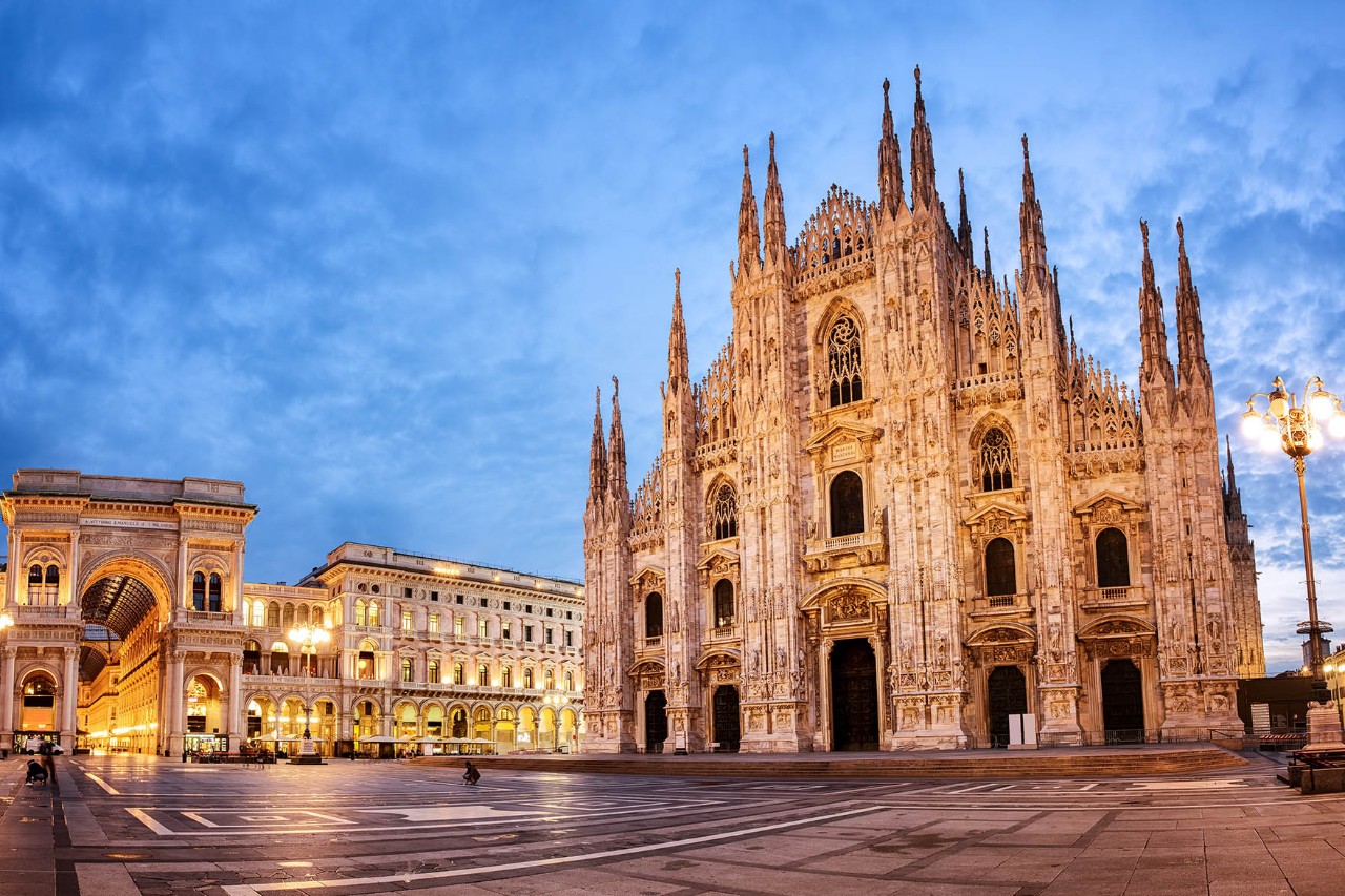 Piazza del Duomo mit Mailänder Dom am Abend © Boris Stroujko / AdobeStock