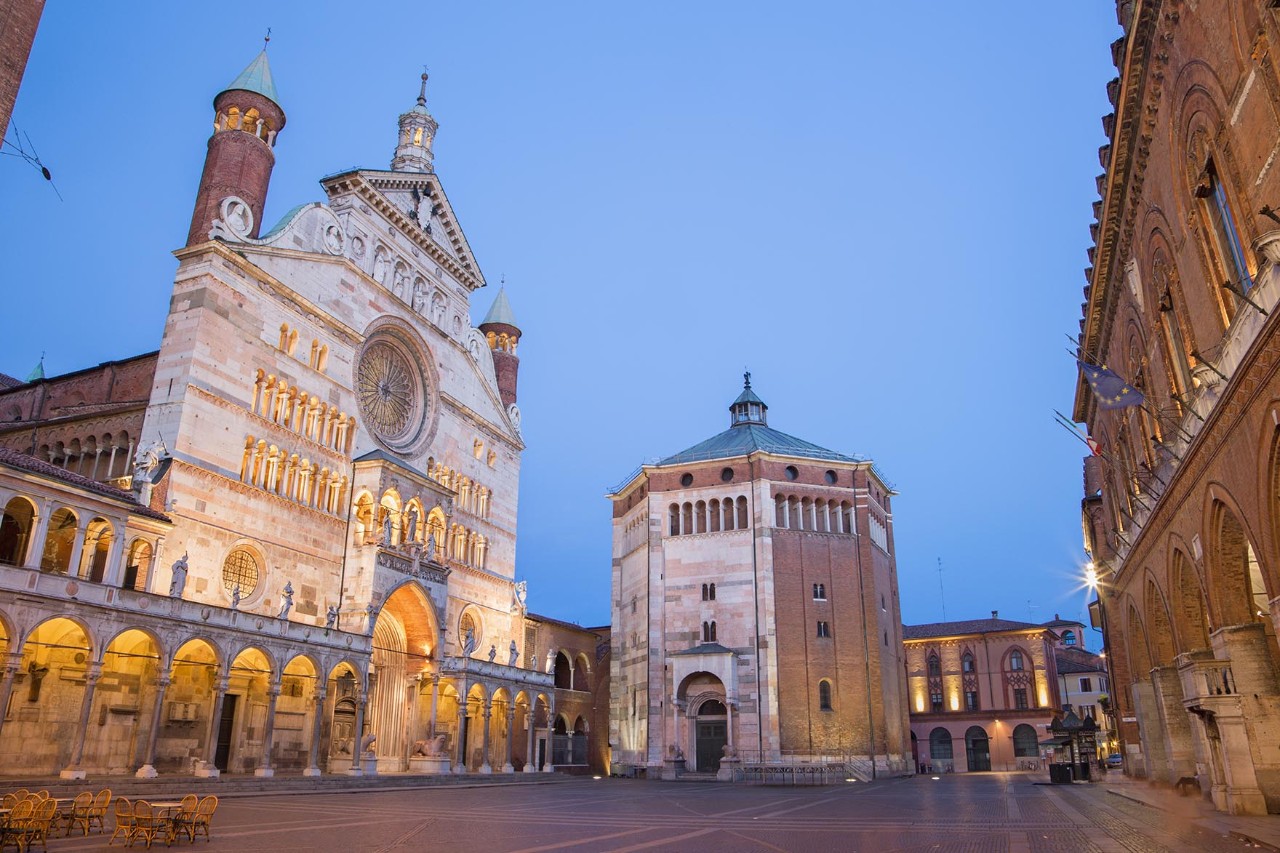 Piazza del Comune und Dom Cattedrale di Santa Maria Assunta in Cremona. © Renáta Sedmáková / AdobeStock