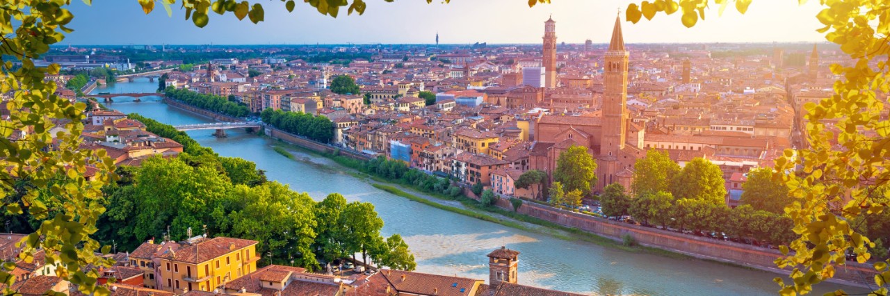 Verona liegt malerisch am Fluss Etsch