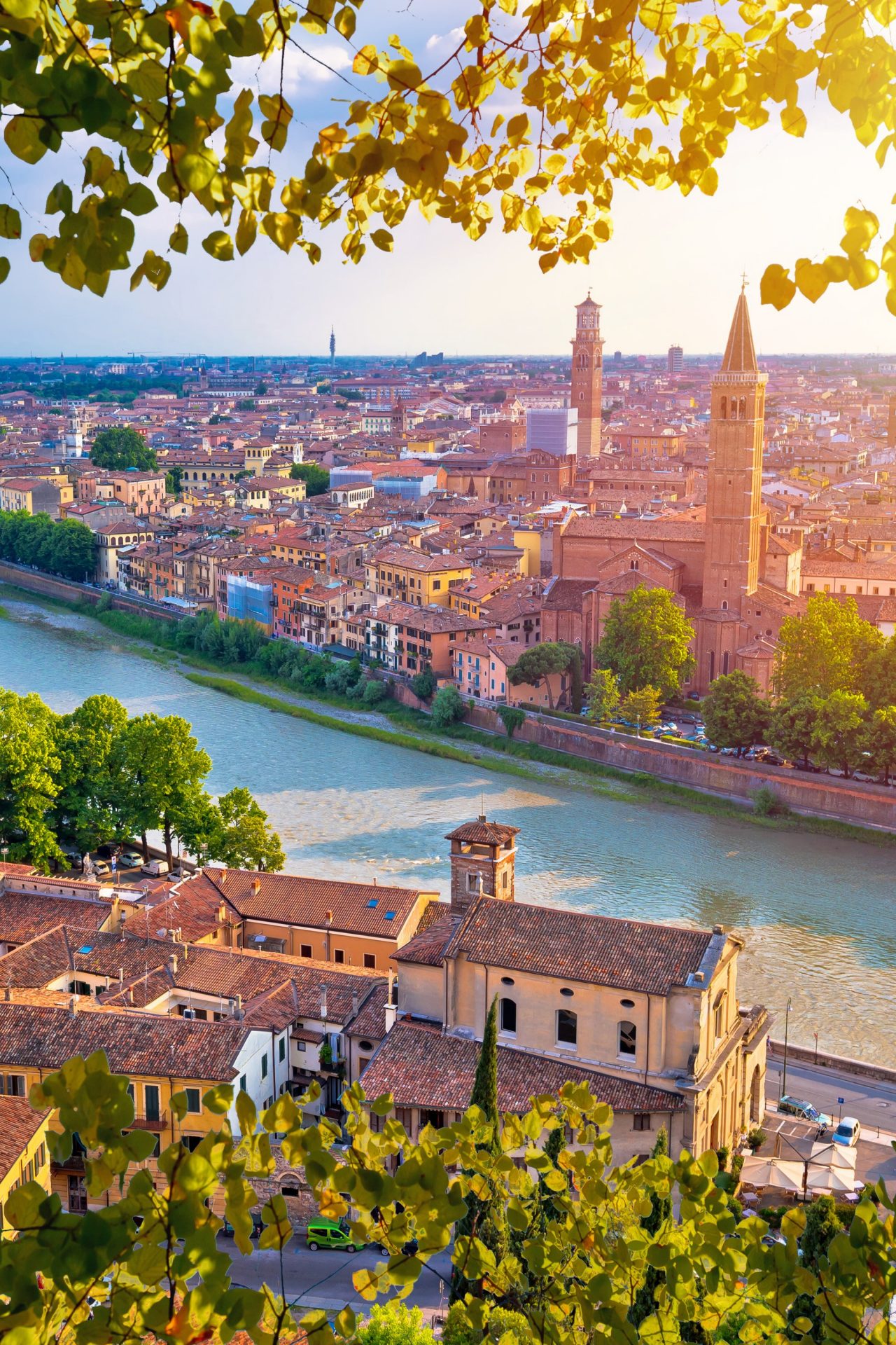 Verona liegt malerisch am Fluss Etsch