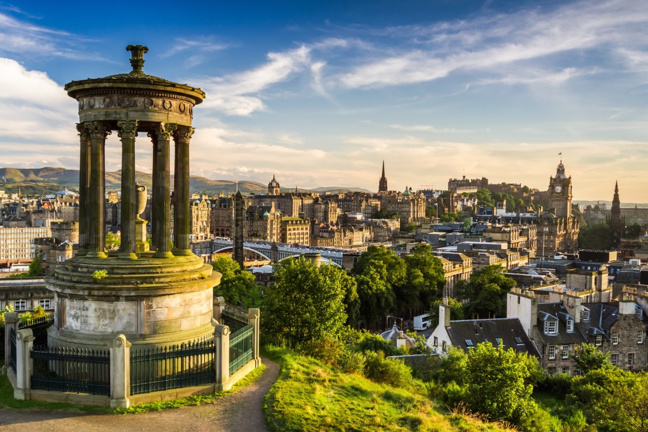 Ausblick Edinburgh im Hintergrund, Dugald Stewart Monument auf Calton Hill im Vordergrund 