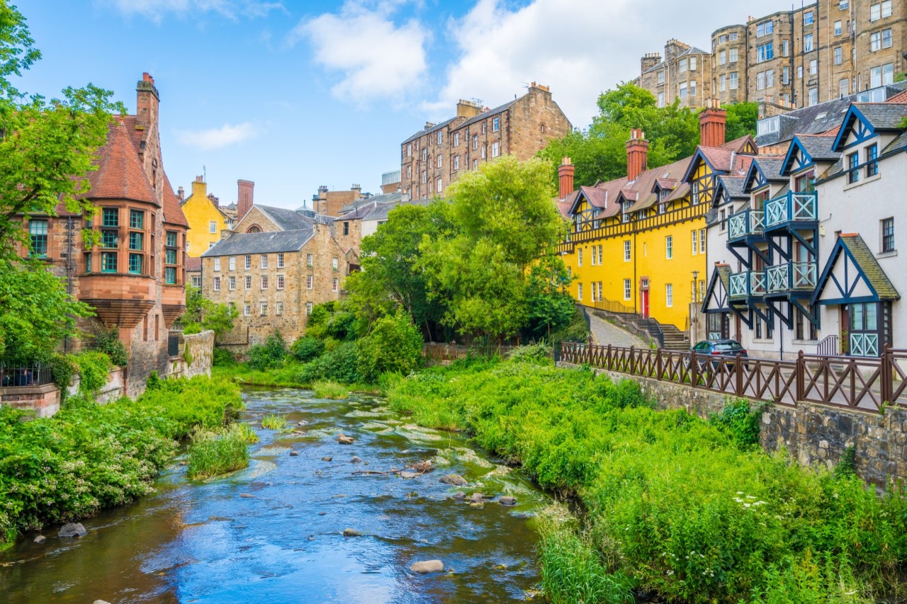 Fluss Water of Leith und Häuser des Dean Village 