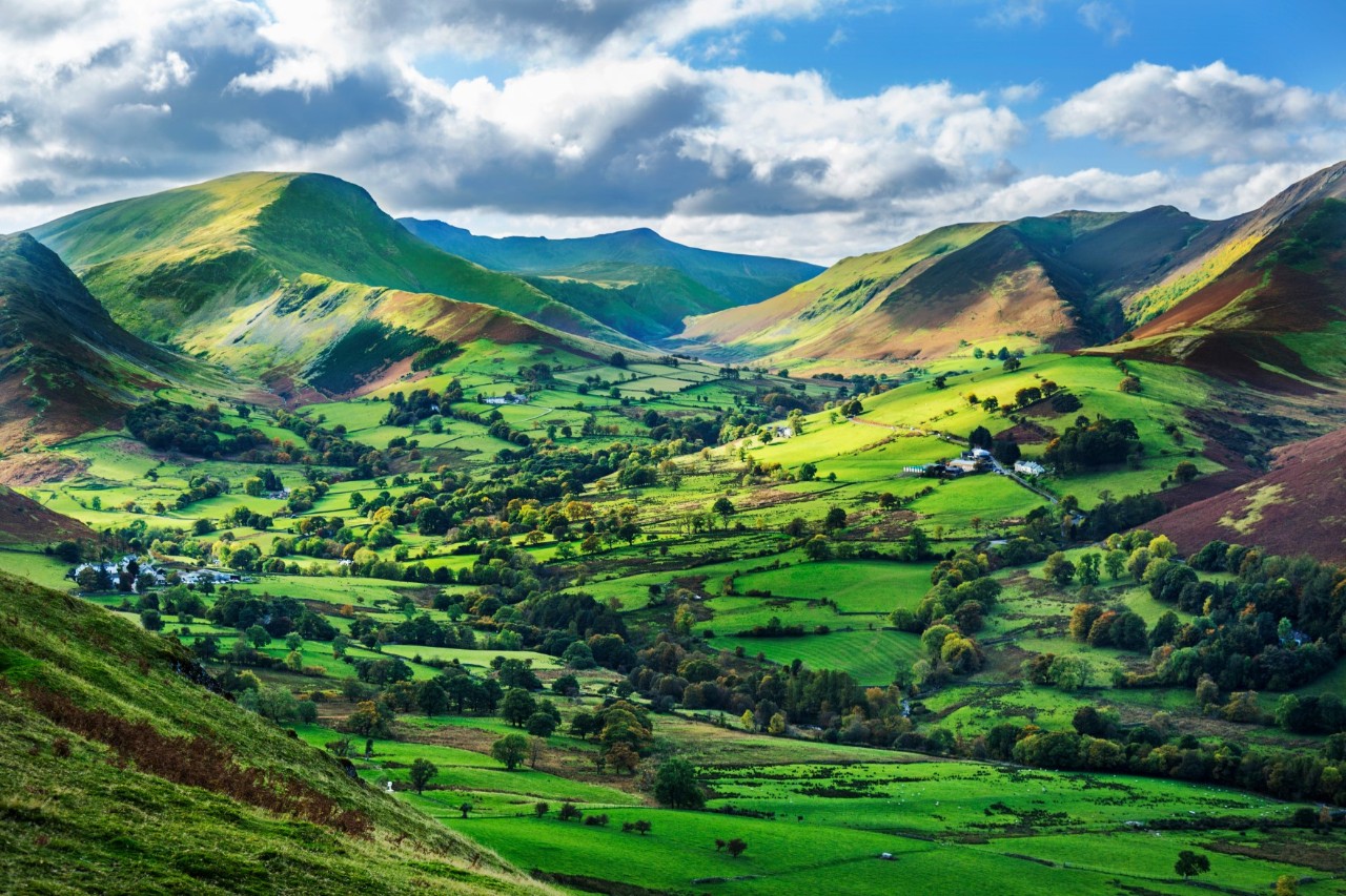 Grüne, hügelige Landschaft im Peak District.