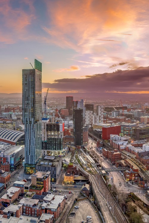Weiter Blick über die Dächer von Manchester, Mix aus historischen und modernen Bauten, vereinzelt Wolkenkratzer, Sonnenuntergang © Chris/stock.adobe.com