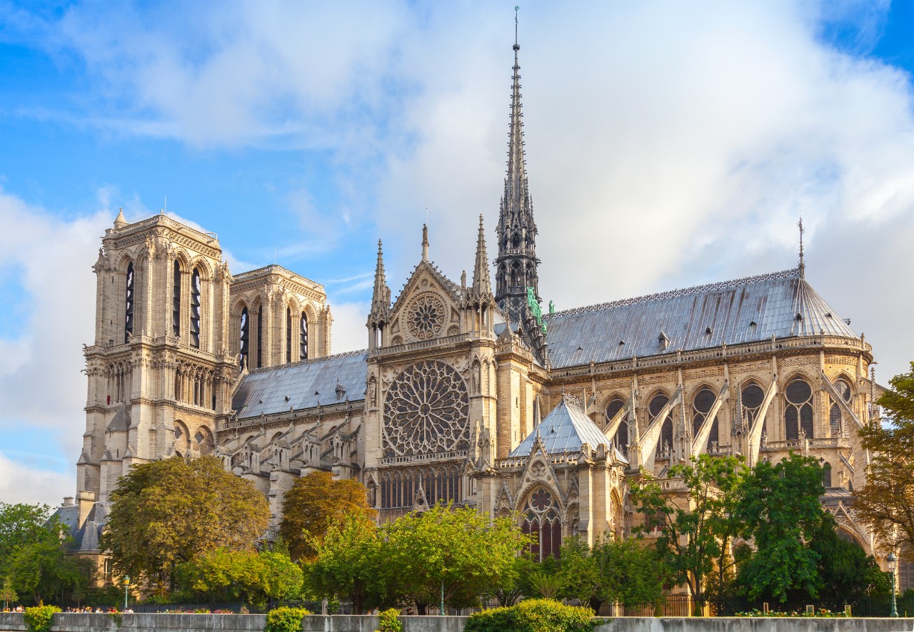Notre-Dame de Paris auf der Île de la Cité, umgeben von der Seine.