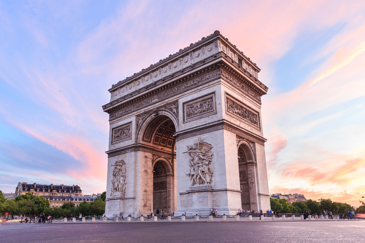 Arc de Triomphe mit sternförmig abgehenden Straßen in Paris.