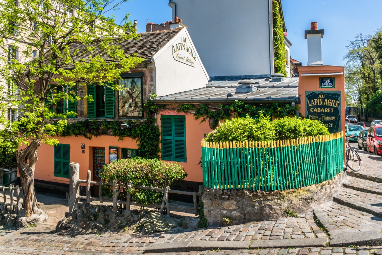 Cabaret Au Lapin Agile in Montmartre mit rustikaler Fassade und Weinlokal-Flair.