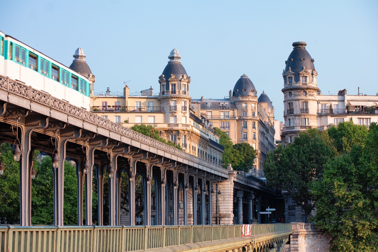 Pont de Bir-Hakeim mit Blick auf den Eiffelturm und markanten Stahlbögen.