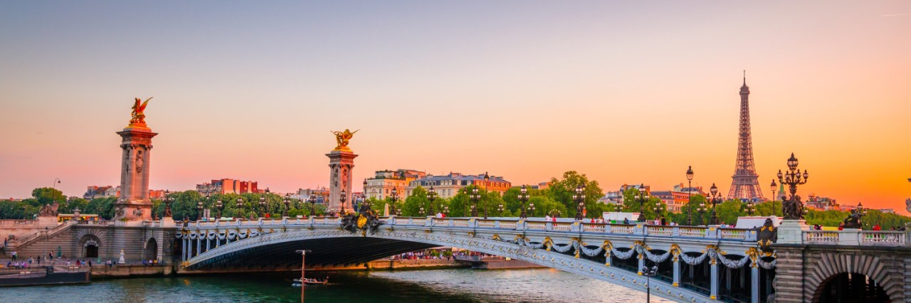 Seine und Pont Alexandre III mit Eiffelturm im Hintergrund