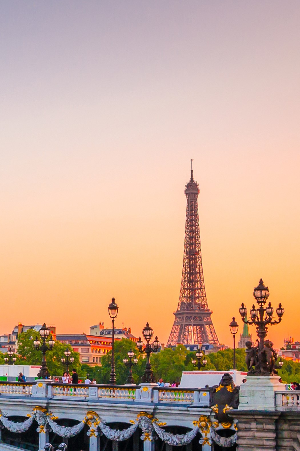 Pont Alexandre III mit Eiffelturm im Hintergrund