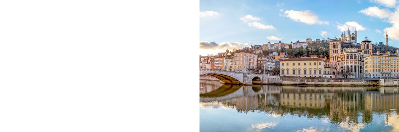 Blick auf Lyon am Fluss Saône. Alt Gebäude auf einem Hügel. Links im Bild eine Brücke.