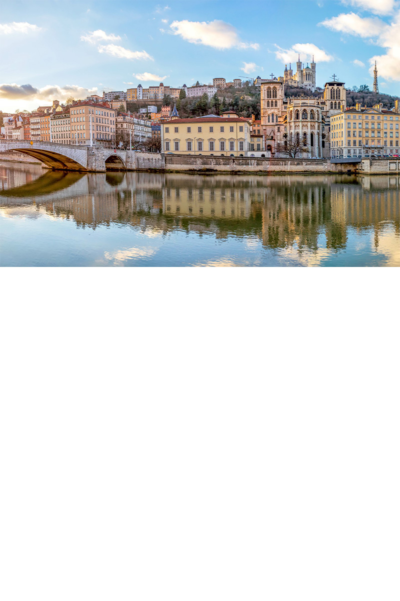 Blick auf Lyon am Fluss Saône. Alt Gebäude auf einem Hügel. Links im Bild eine Brücke.