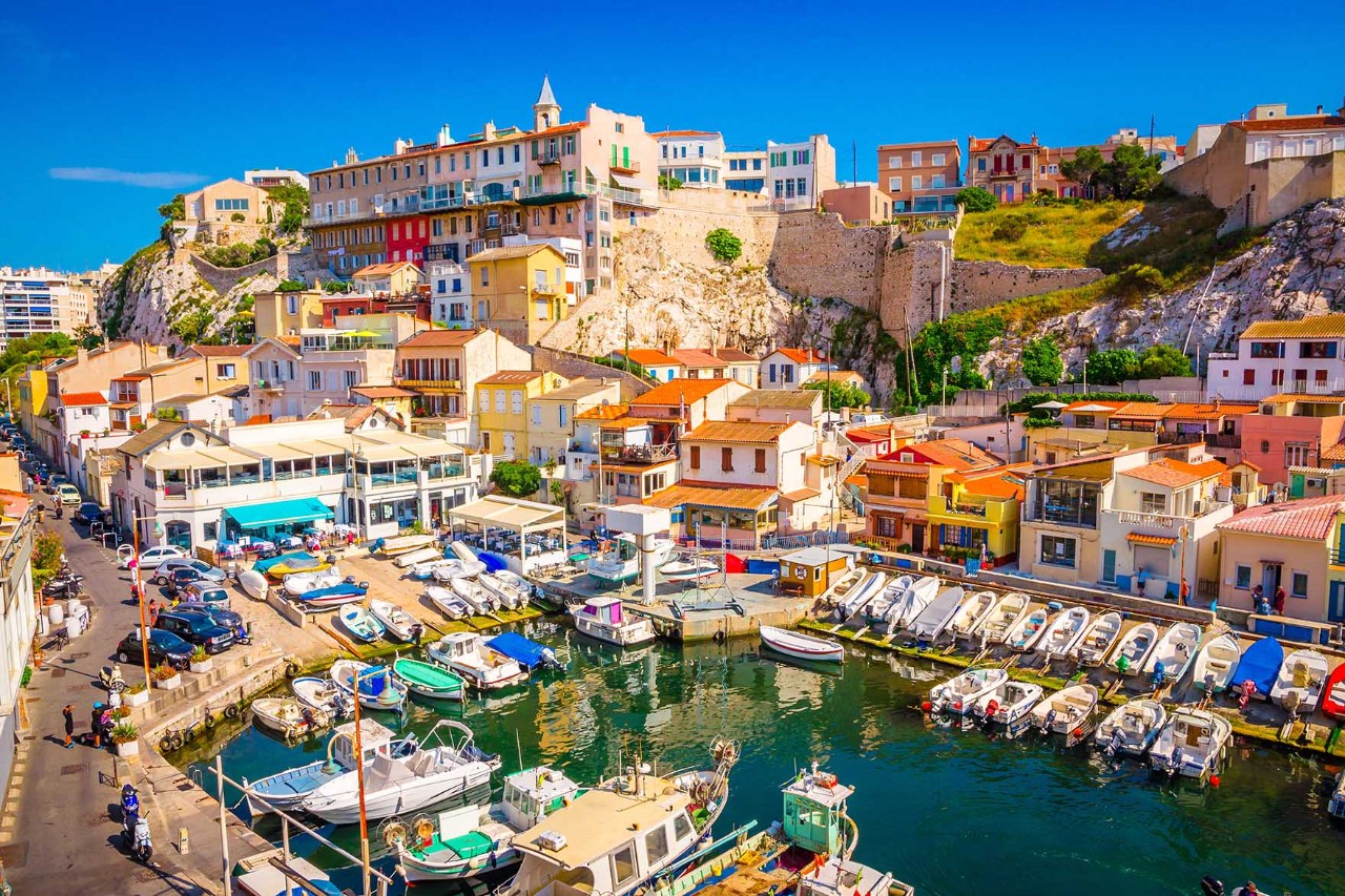 Neben dem Vieux Port findet man in Marseille auch kleinere Häfen wie den malerischen Port du Vallon des Auffes mit hübschen bunten Häusern. 