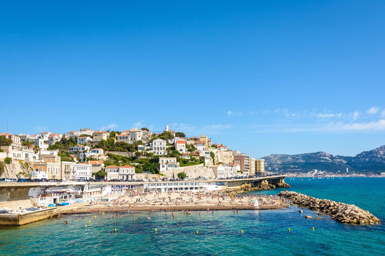 Küstenstraße Corniche mit Blick auf das Mittelmeer in Marseille.