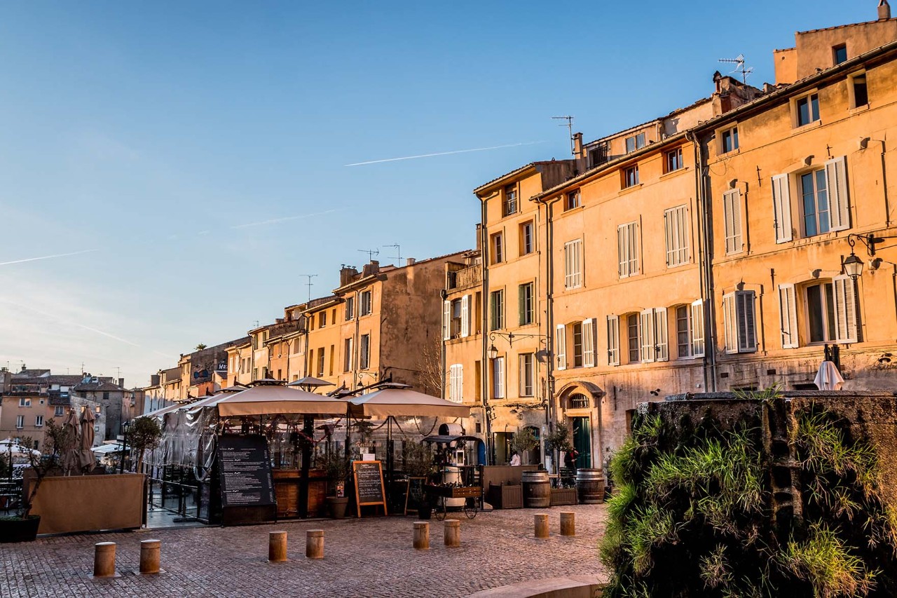Aix-en-Provence, Geburtsstadt von Paul Cézanne, Stadt der Brunnen und der Künste, liegt inmitten der Provence, wunderschön eingerahmt von den Höhenzügen des Luberon. 