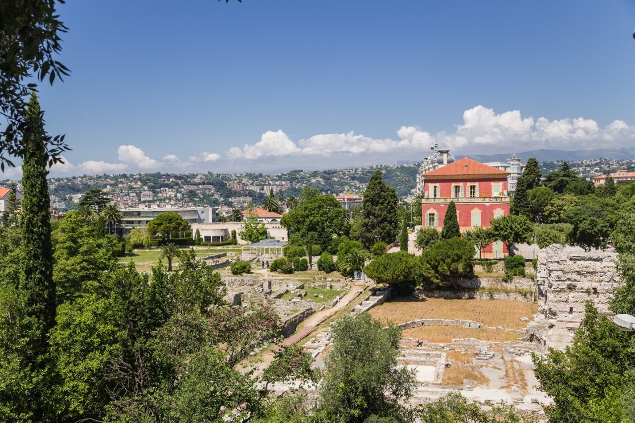 Römische Ruinen und das lachsfarbene Matisse-Museum auf dem Hügel von Cimiez, Parkanlage mit Zypressen © Valery Rokhin/stock.adobe.com