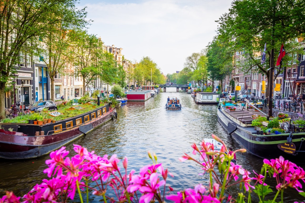 Gracht mit Booten und Häusern