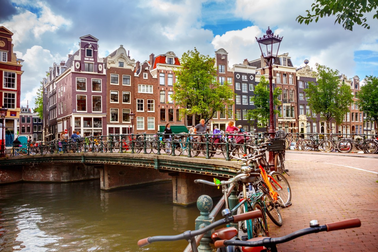 Gracht mit Brücke und Fahrrädern 