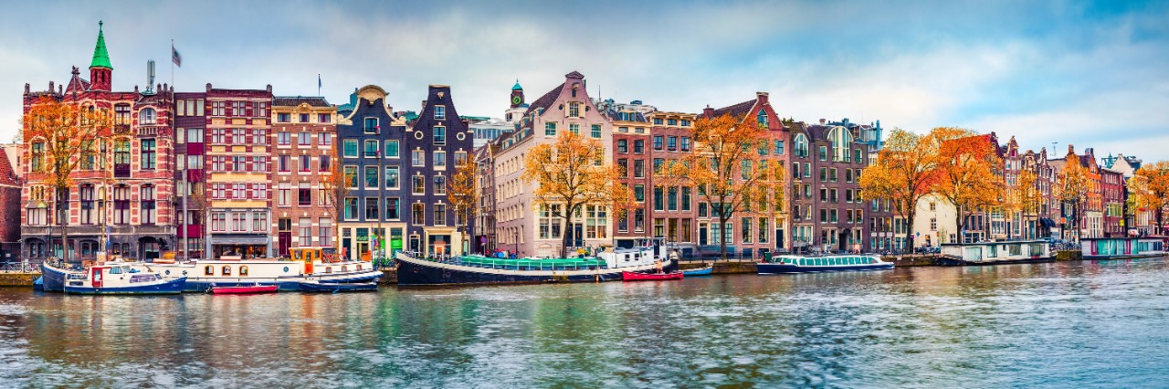 Bunte Häuser an Gracht in Amsterdam 