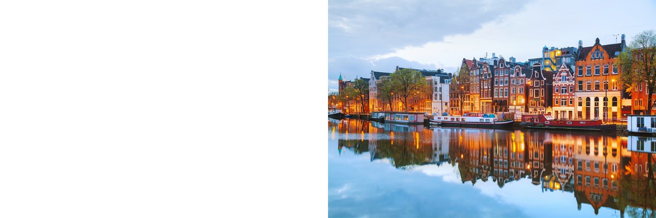 Bunte Häuser an Gracht in Amsterdam 