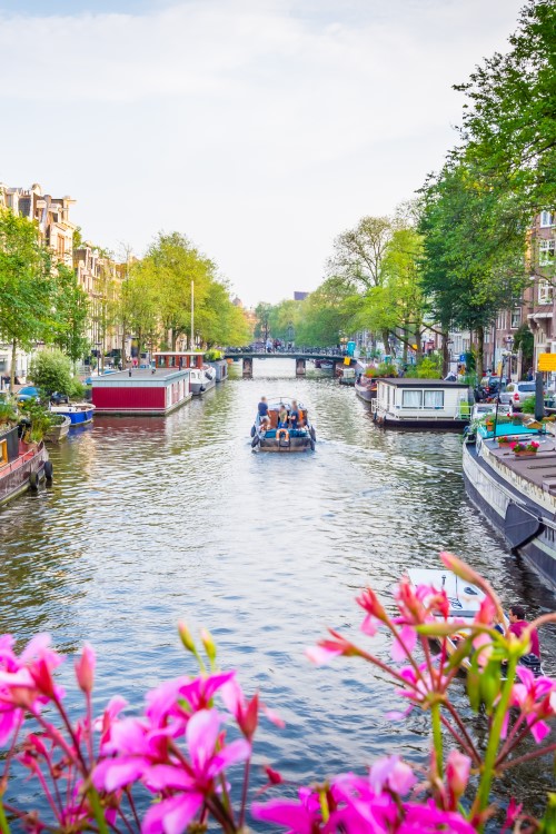 Gracht mit Booten und Häusern 