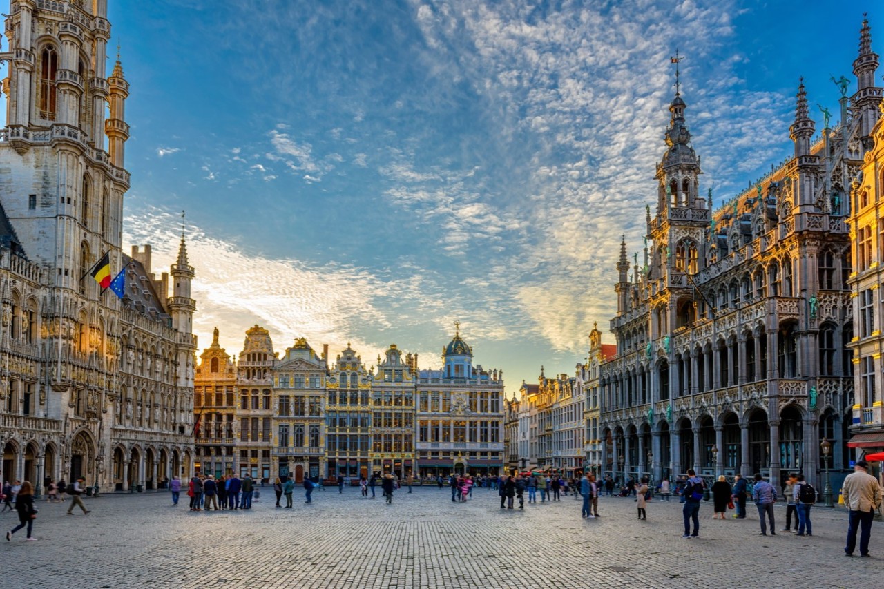 Belebter Grand Place mit Rathaus und Stadtmuseum, barocke Gebäude 