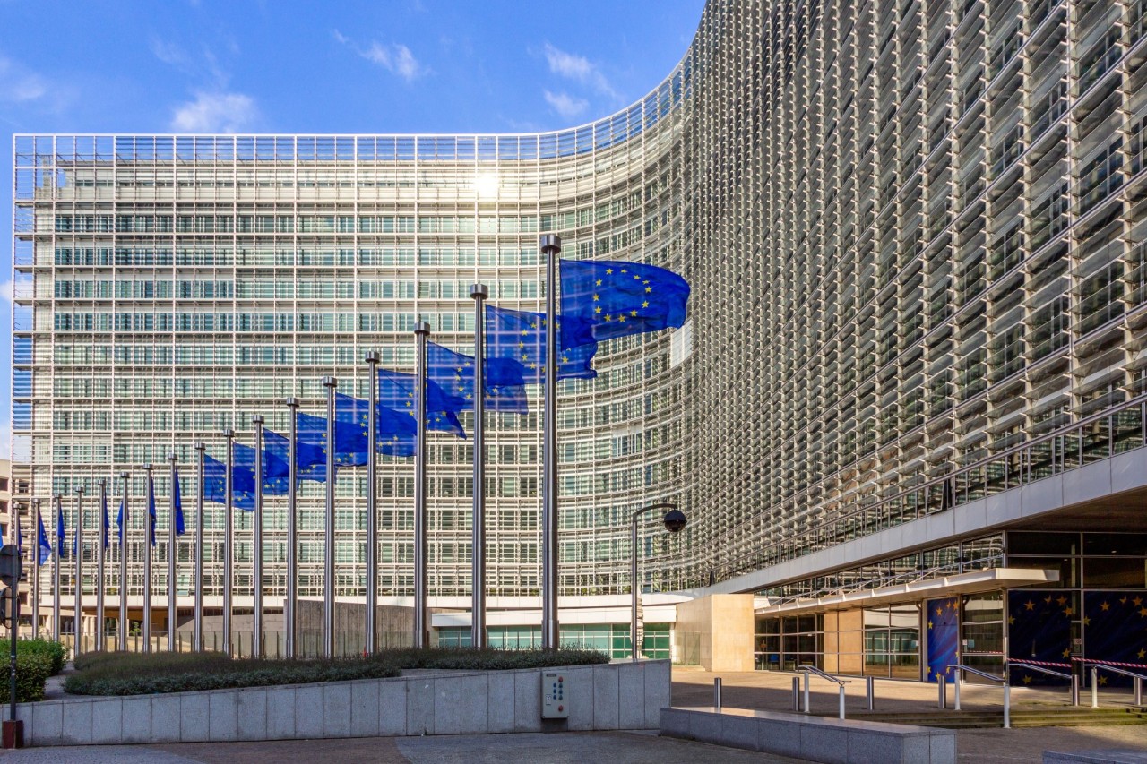 Berlaymont-Gebäude im Sechziger-Jahre-Stil, EU-Fahnen im Vordergrund © VanderWolf Images/stock.adobe.com