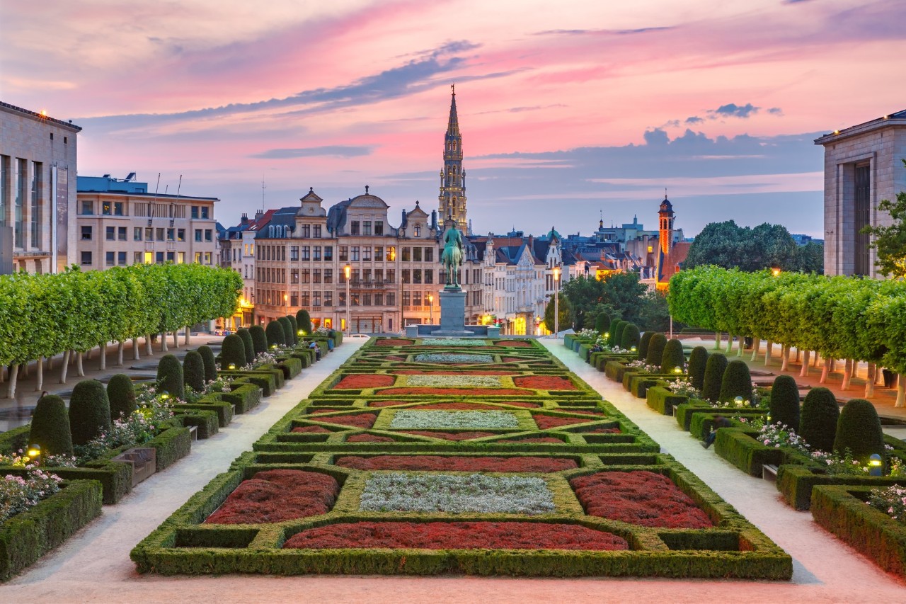 Kunstberg mit Gartenanlage und Statue bei Sonnenuntergang, Bepflanzung, Blumen, im Hintergrund Kathedrale 