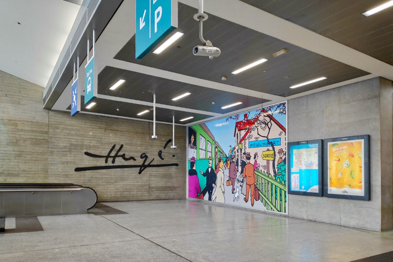 Bahnhof Brüssel-Süd, Rolltreppe, Schilder, Plakate, Tim und Struppi Wand 