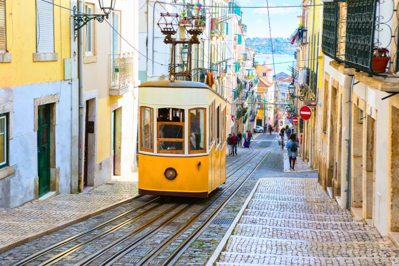 Standseilbahn in einer schmalen Gasse.