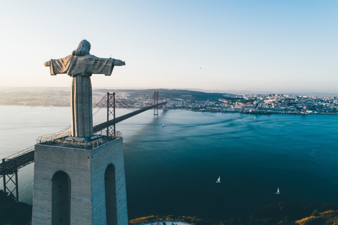 Jesus-Statue über den Hügeln Lissabons.