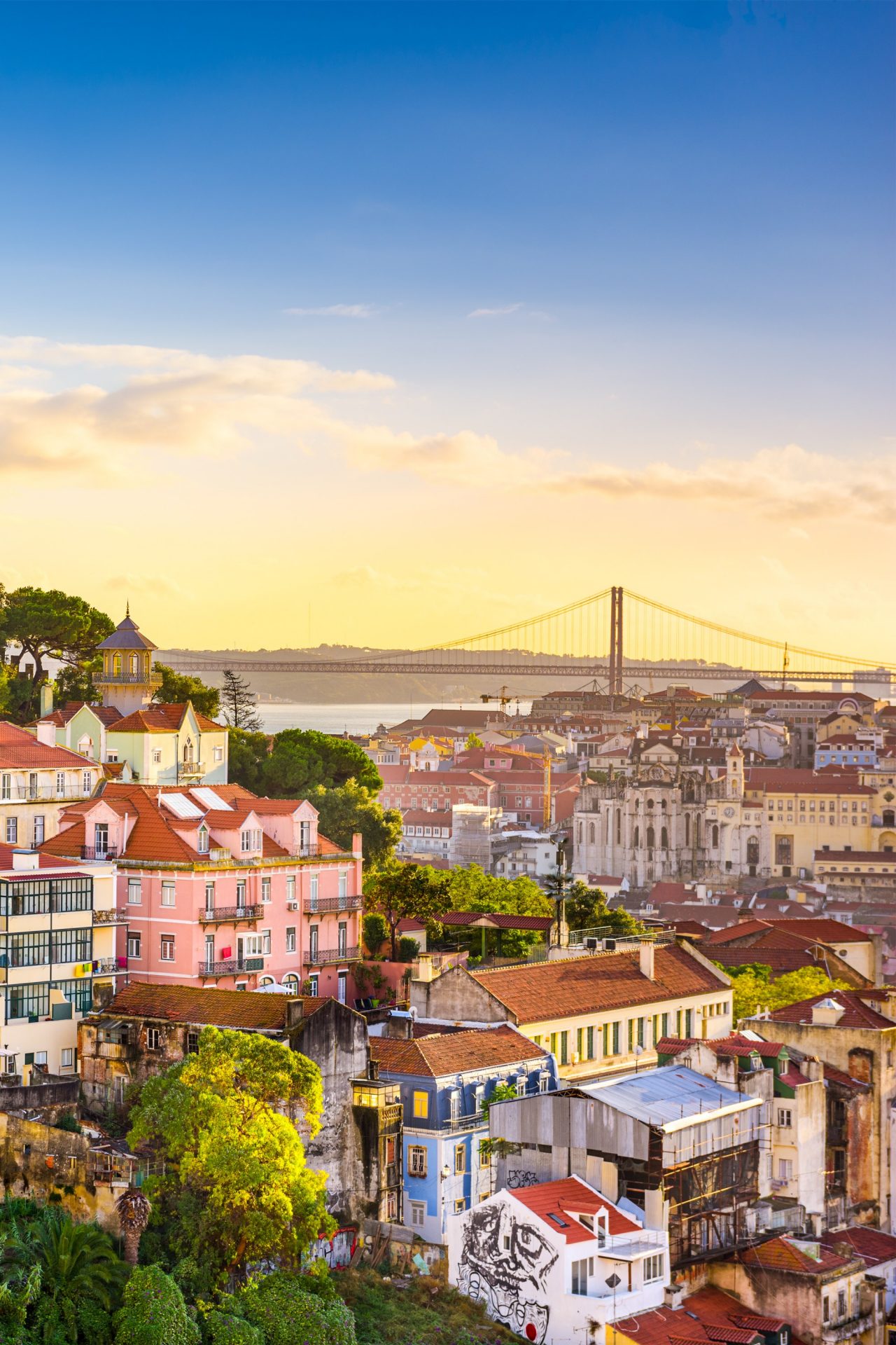 Stadtansicht auf Lissabon. Im Hintergrund eine Brücke.